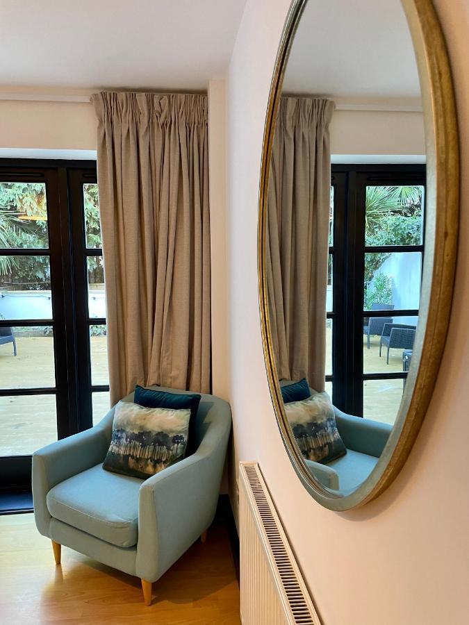 Modern Apt Near Gardens With Large Decking Area - Vivre Retreats 伯恩茅斯 外观 照片