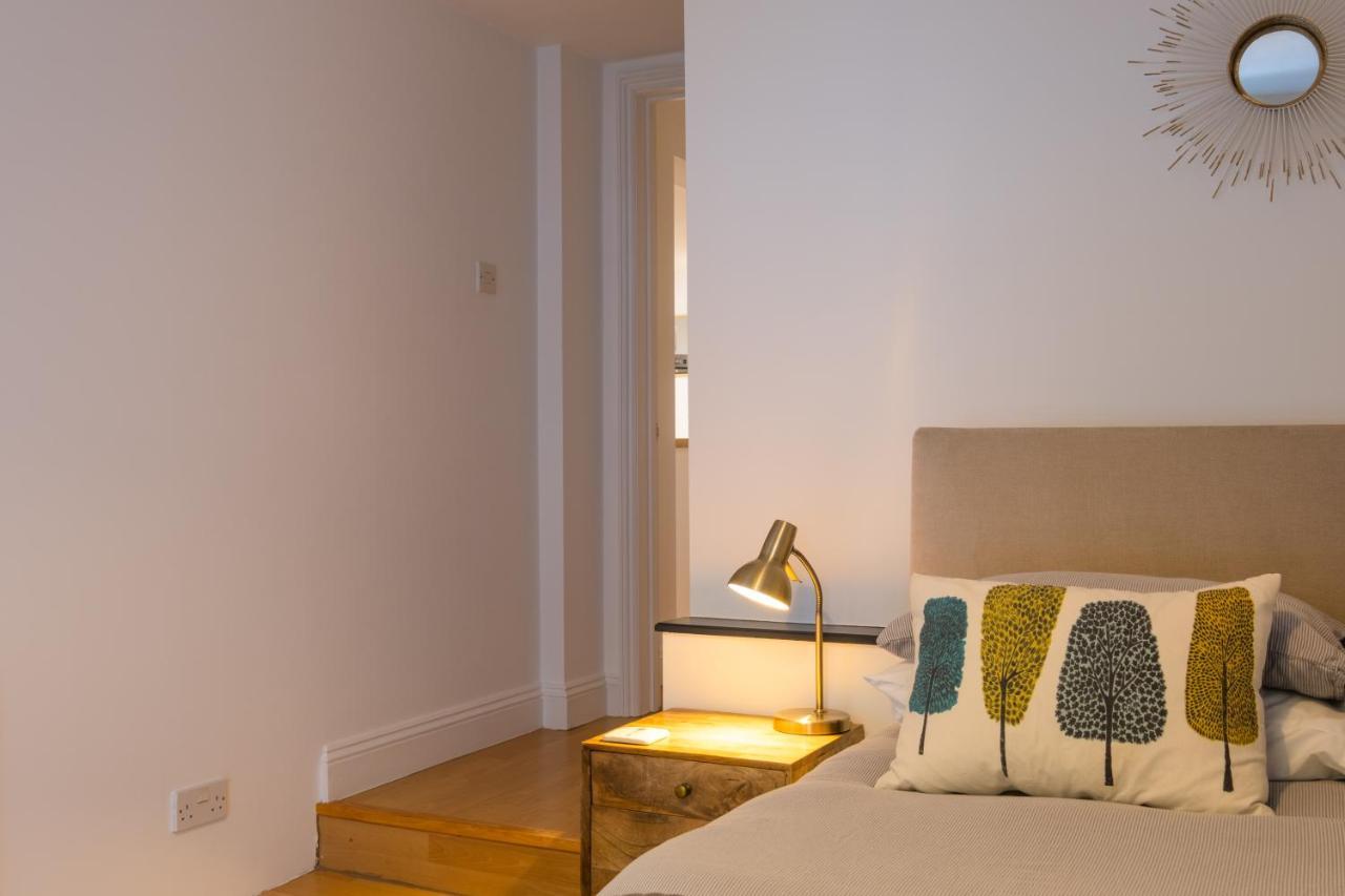 Modern Apt Near Gardens With Large Decking Area - Vivre Retreats 伯恩茅斯 外观 照片
