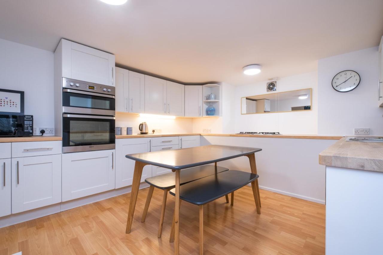 Modern Apt Near Gardens With Large Decking Area - Vivre Retreats 伯恩茅斯 外观 照片