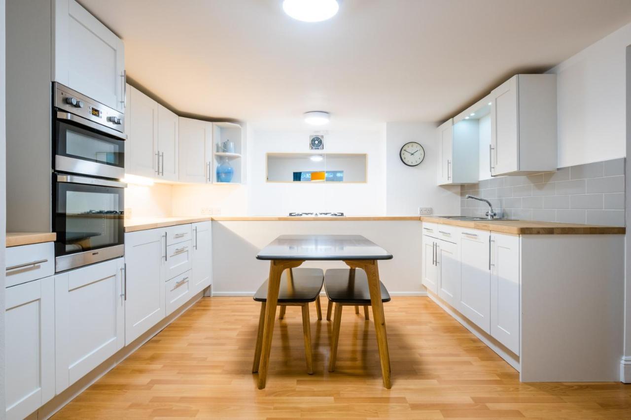 Modern Apt Near Gardens With Large Decking Area - Vivre Retreats 伯恩茅斯 外观 照片